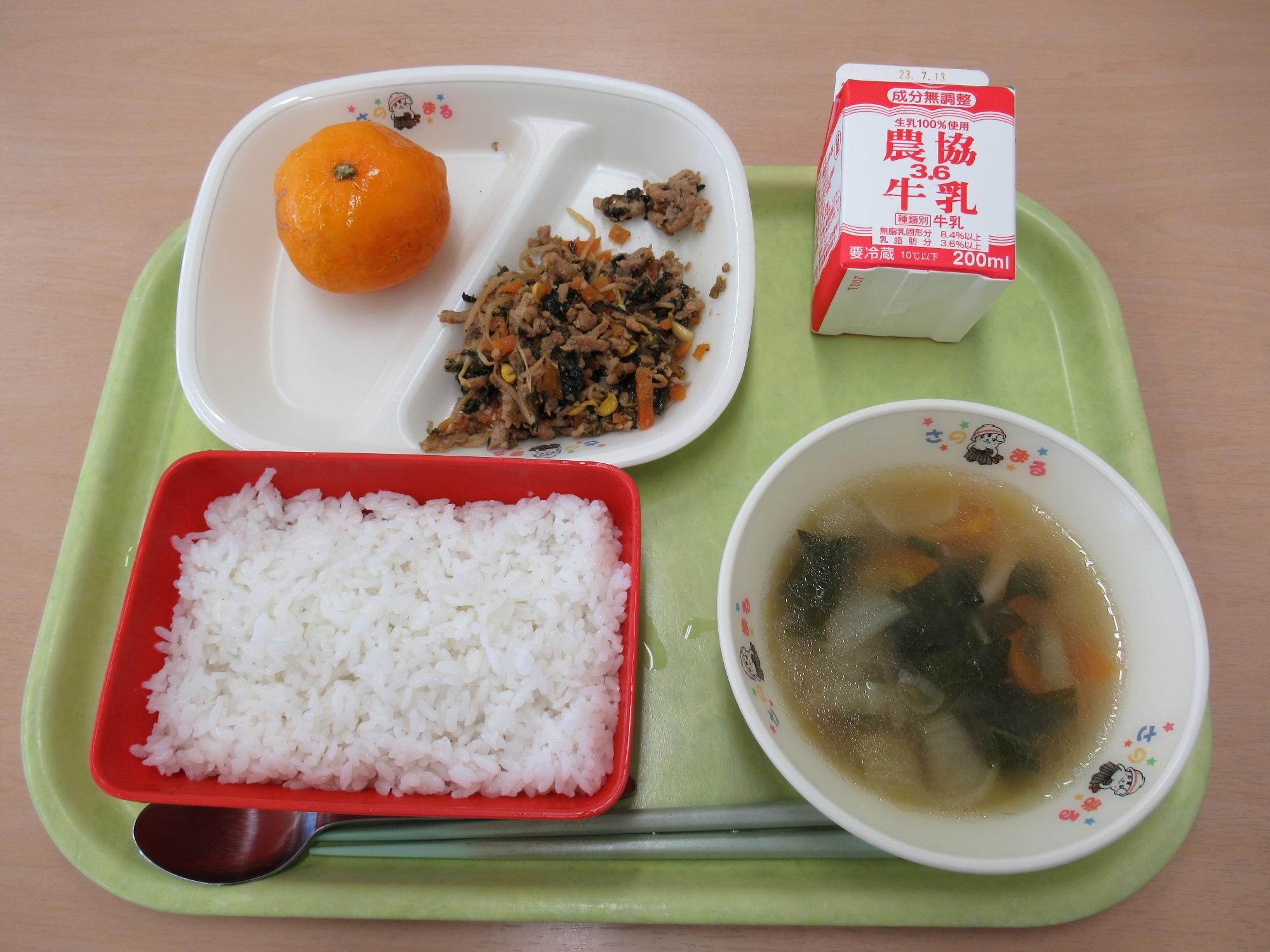 給食のご飯はなぜアルミ容器なのか？昭和の歴史と最新衛生の真相