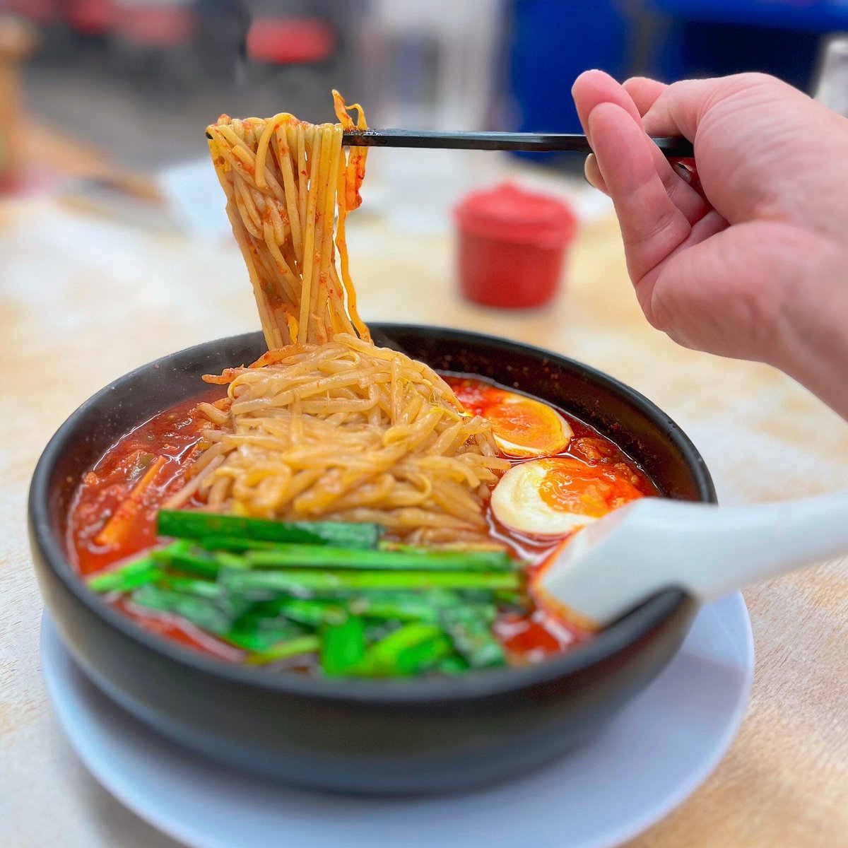 2026年のラーメン市場を沸かせる「来来亭」躍進の舞台裏！黄色い看板が示す外食産業の生き残り戦略