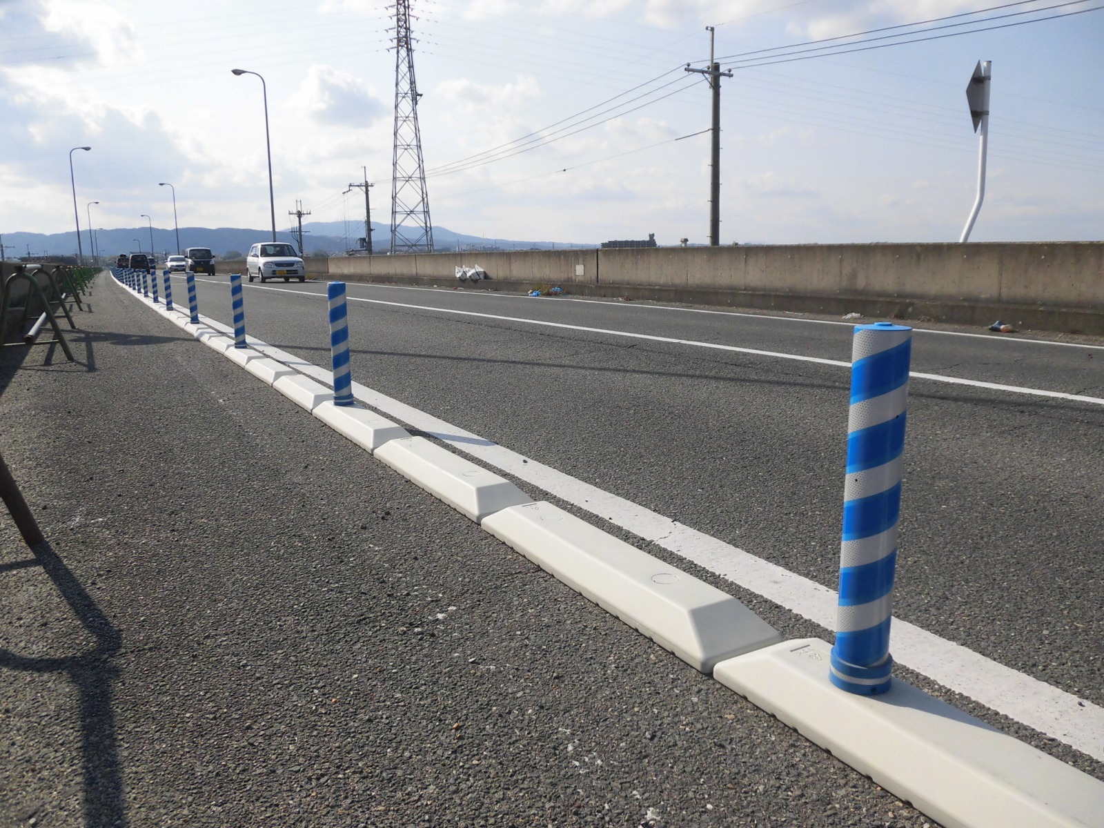 高速道路の事故率を激減させた「隠れた主役」の限界と進化——2026年、中央分離帯を巡る安全技術の最前線