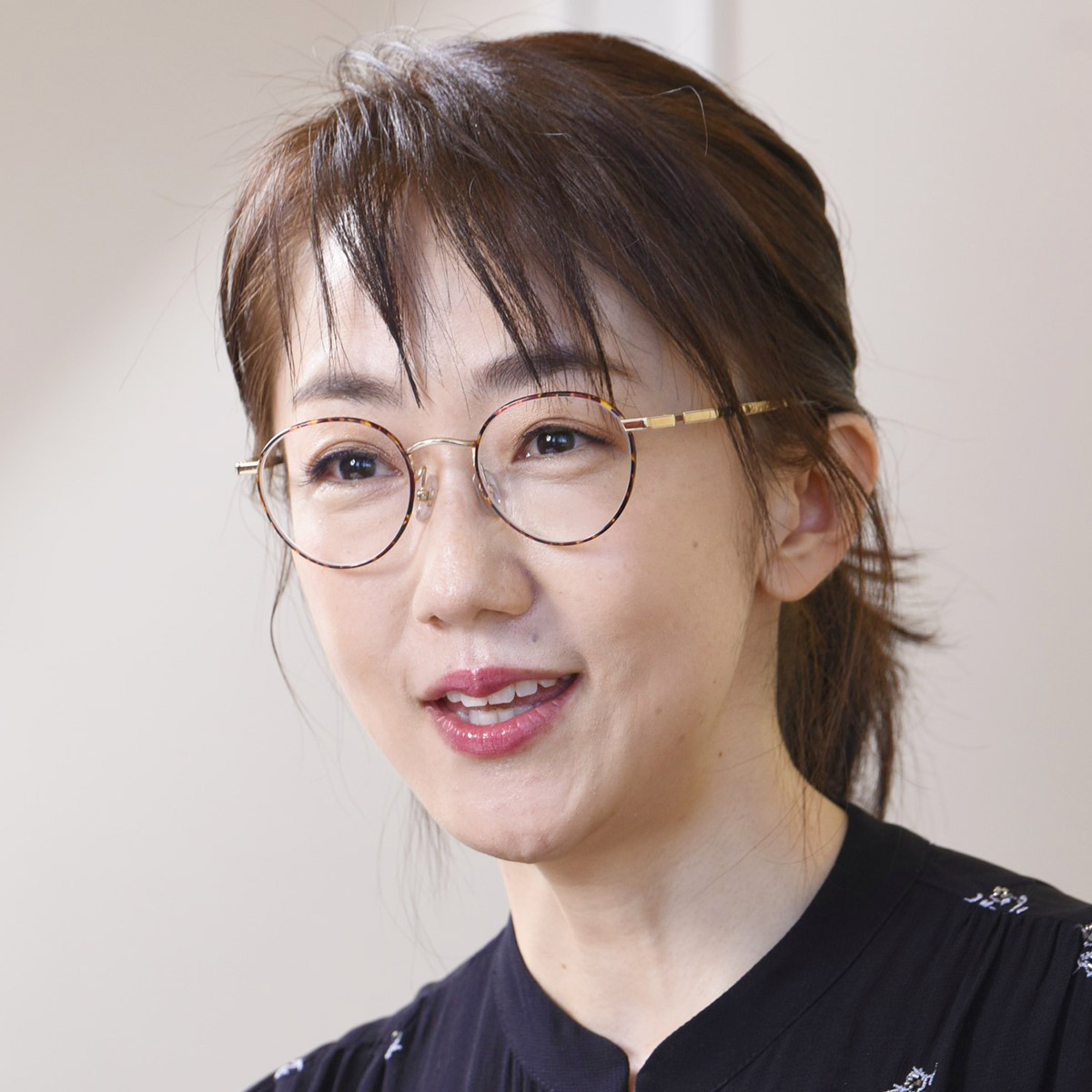 唐橋ユミのプロポーション真相！メガネ姿に隠された美の秘訣