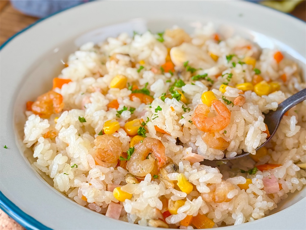 炊飯器で作る絶品シーフードピラフ！べちゃつき防止とプロの黄金比