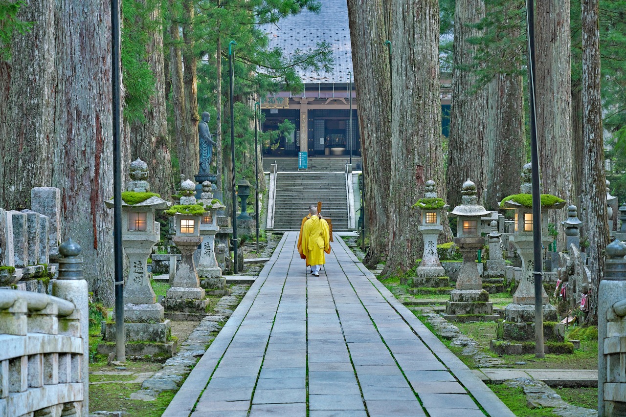 弘法大師は今も生きている？高野山奥の院「入定伝説」の謎と禁忌
