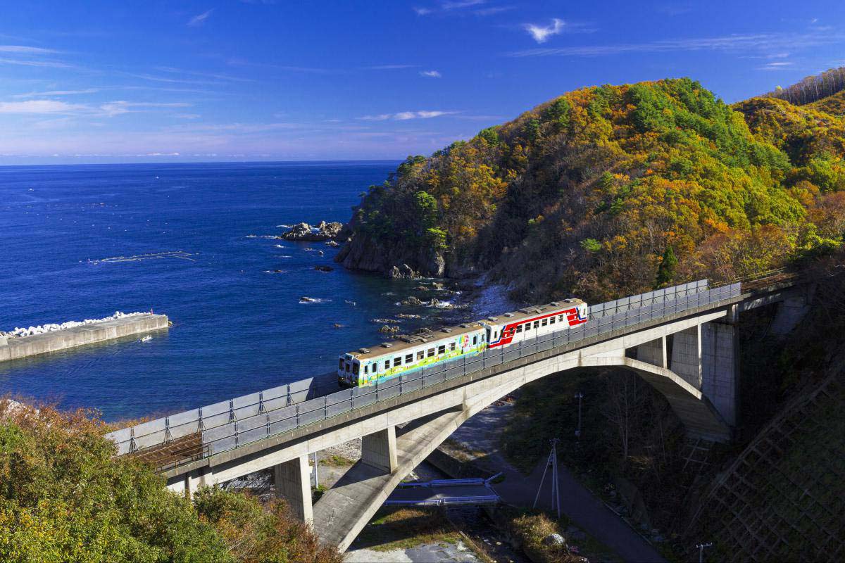 潮風と笑顔が紡ぐ奇跡の鉄路！三陸鉄道で巡る最新の沿線旅ガイド