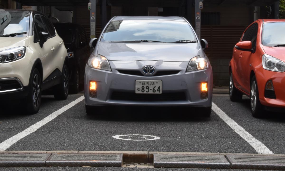 車のライトつけっぱなし何時間でバッテリー上がる？一晩放置の対処法
