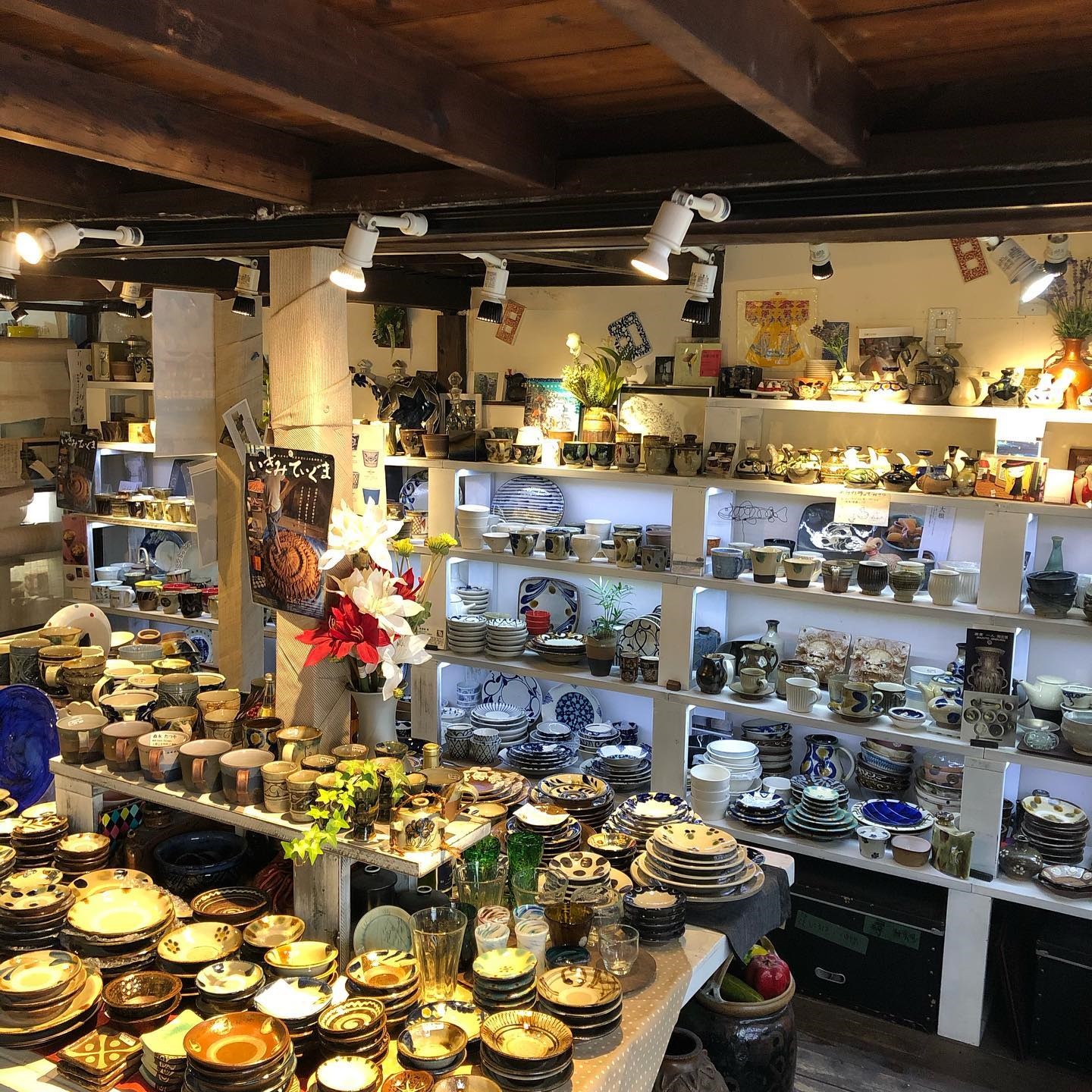 2026年、なぜ若者は「町の器店」に押し寄せるのか？日常を劇的に変える現代の職人陶器と進化する購入体験の裏側