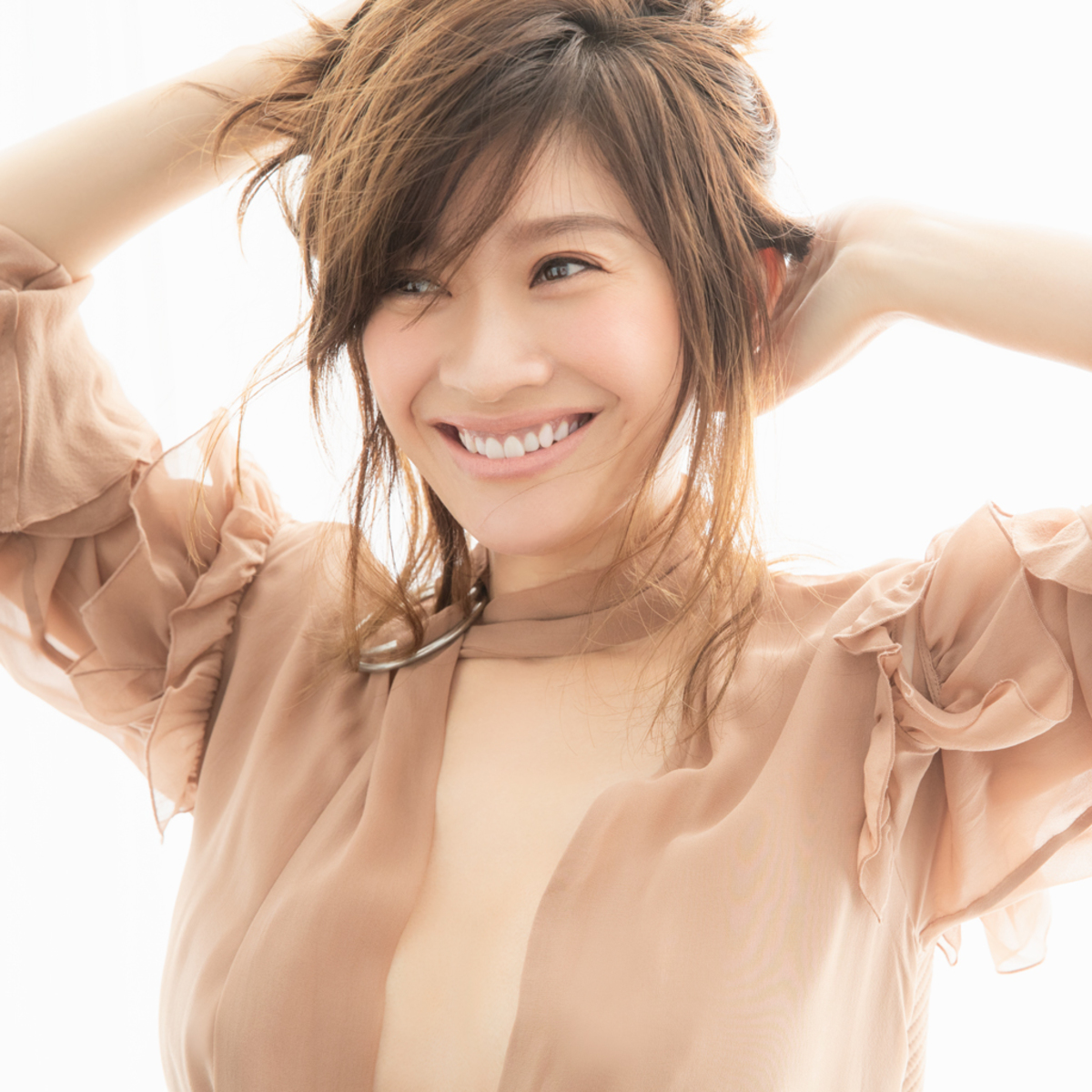 篠原涼子の2026年最新メイク術！ツヤ肌＆眉の作り方と若見えの真相