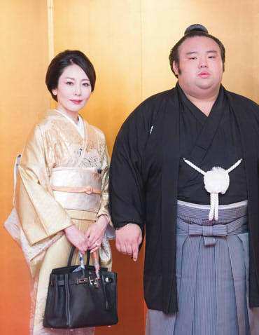 元大関・貴景勝の母・純子さんの「グラビア疑惑」と美貌の真実。令和の相撲界を揺るがした“美しすぎる母”の現在地